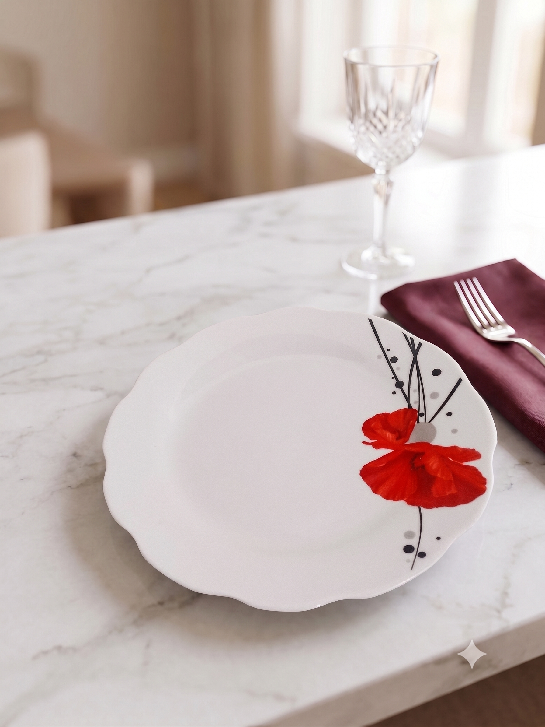 Plato de Borde Ondulado y Detalle Floral